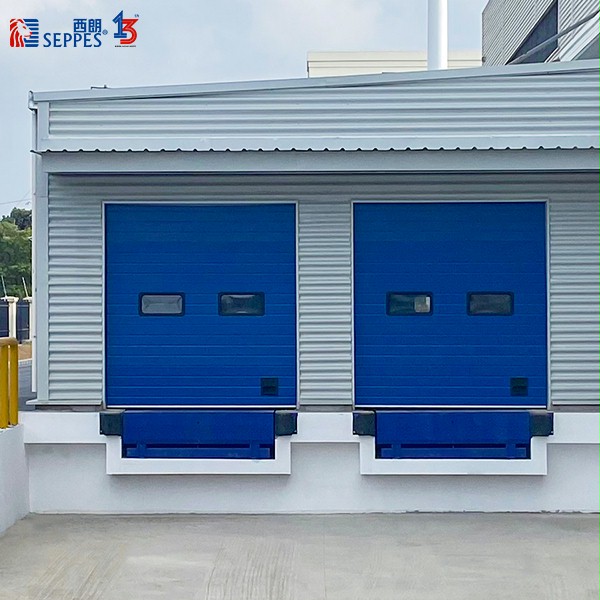 訂制藍色門板與裝卸貨平臺聯動 訂制藍色門板與裝卸貨平臺聯動