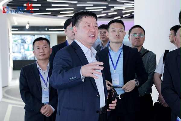 燦勤科技朱田中董事長熱情向西朗門業楊元嘉董事長介紹企業發展歷程