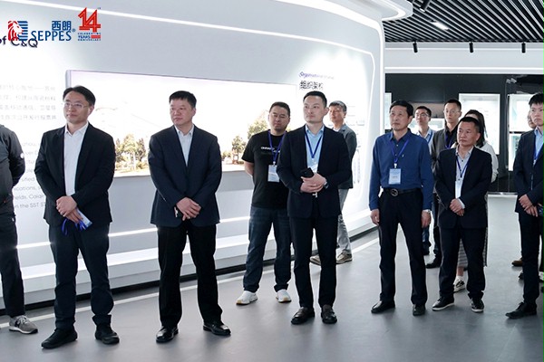 燦勤科技董事長朱田中與西朗門業董事長楊元嘉等企業家在展廳交流