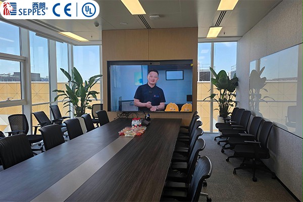 楊元嘉董事長接受采訪的視頻在阿里巴巴國際站辦公區播放