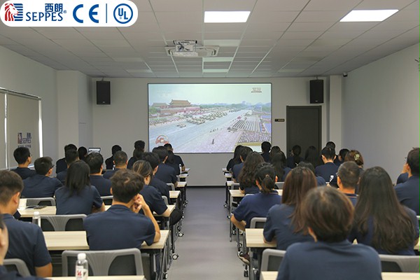 西朗門業全員觀看閱兵式