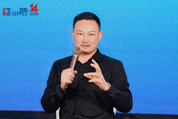 上圖為：西朗門業董事長楊元嘉在論壇發言