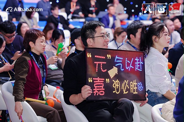 后援團舉出“元氣以赴，嘉油必勝”的牌子為楊元嘉加油鼓勁