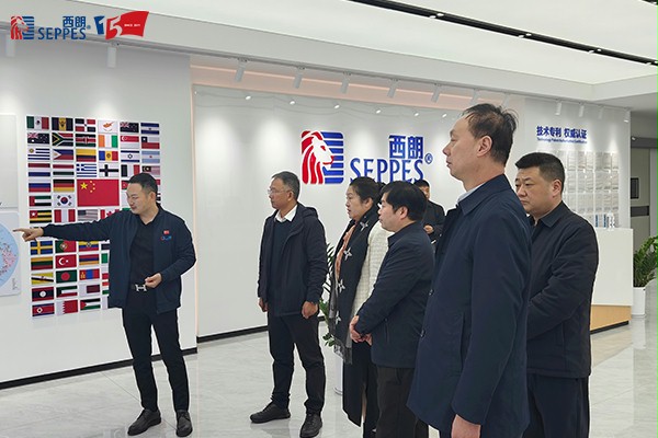 楊元嘉董事長向來賓們介紹西朗門業企業文化展廳