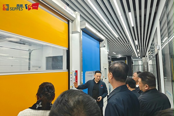 楊元嘉董事長演示講解快速門等產品